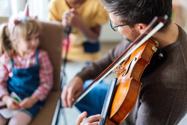 Pai Solteiro Feliz Sorrindo Para Sua Filha Enquanto Tocava Violino — Fotografia de Stock