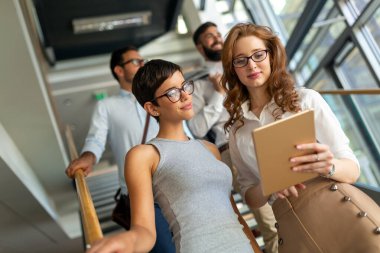 Ofiste birlikte çalışan iş adamlarının işbirliği ve analizi. Takım çalışması arkadaş konsepti