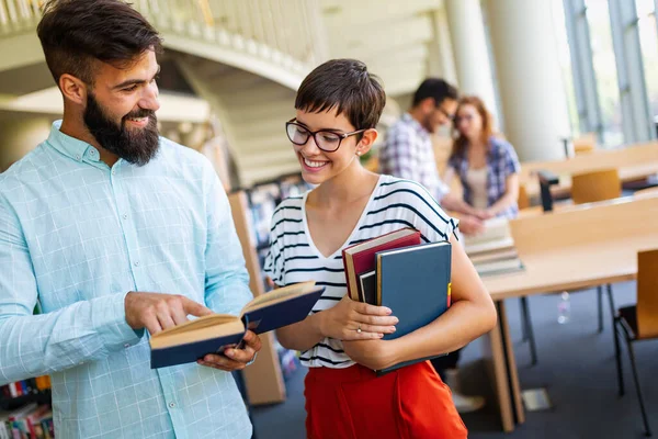Boldog Diákcsoport Akik Együtt Tanulnak Dolgoznak Egy Egyetemi Könyvtárban Oktatás — Stock Fotó