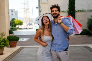 Güzel genç bir çift şehirde alışveriş ve yaz tatilinin tadını çıkarıyor..
