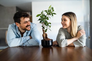 Onunla ilgili her şeyi seviyorum. Güzel, genç bir çift, kaynaşıyor ve gülümsüyor. Çiçekli, çevreci, gülen bir çift.
