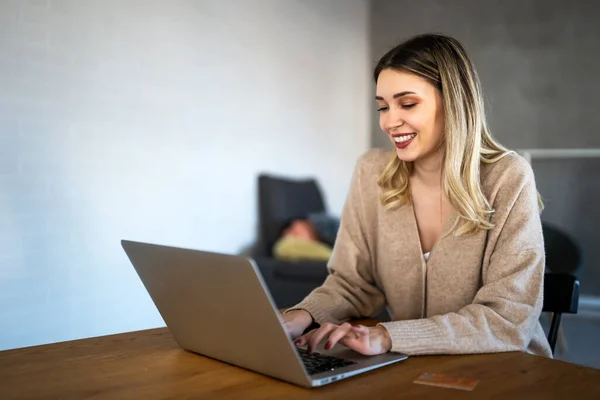 Mujer Bonita Sonriente Usando Ordenador Portátil Para Trabajo Freelance Medios —  Fotos de Stock