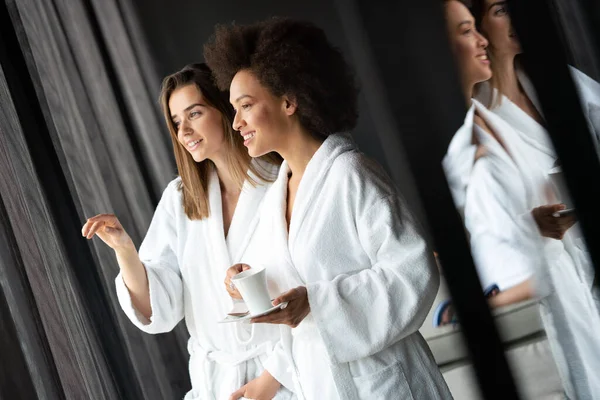 Güzel Genç Kadınlar Spa Merkezinde Kahve Içiyorlar — Stok fotoğraf