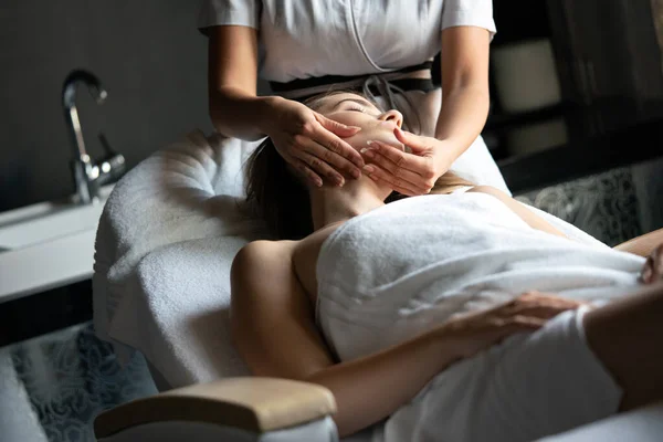 Jovem Atraente Salão Spa Está Tendo Massagem — Fotografia de Stock