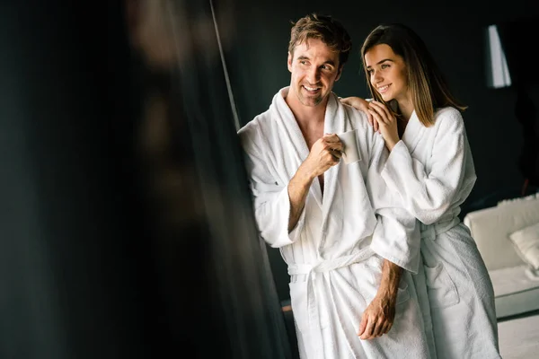 Ζευγάρι Μπουρνούζια Απολαμβάνοντας Μήνα Του Μέλιτος Στο Σύγχρονο Ξενοδοχείο — Φωτογραφία Αρχείου