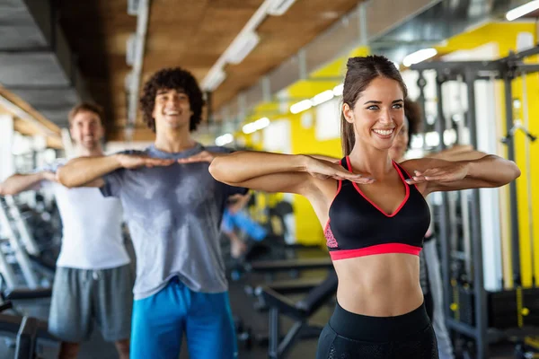 Gruppe Sportlich Fitter Menschen Die Einem Fitnessstudio Trainieren Freunde Verschiedener — Stockfoto