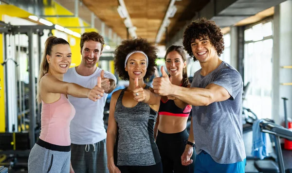 Grupp Unga Passar Människor Vänner Gör Övningar Tillsammans Gymmet För — Stockfoto