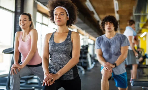 Kelompok Orang Sportif Fit Bekerja Gym Teman Multirasial Berolahraga Bersama — Stok Foto