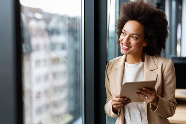 Porträt Einer Lächelnden Selbstbewussten Afrikanisch Amerikanischen Geschäftsfrau Die Büro Mit — Stockfoto