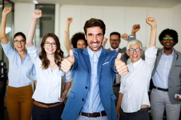 Grupo Empresários Multiétnicos Felizes Bem Sucedidos Celebrando Bom Trabalho Escritório — Fotografia de Stock