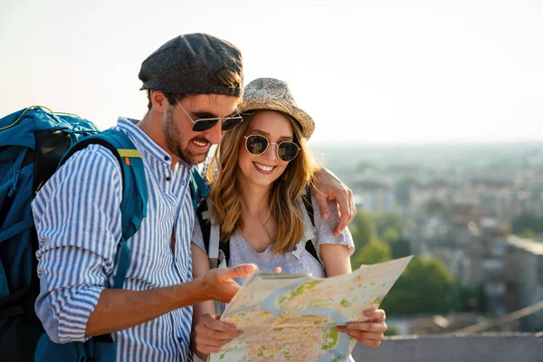 Portrait Young Happy Tourist Couple Backpacks Sightseeing City Together Summer — Stock Photo, Image
