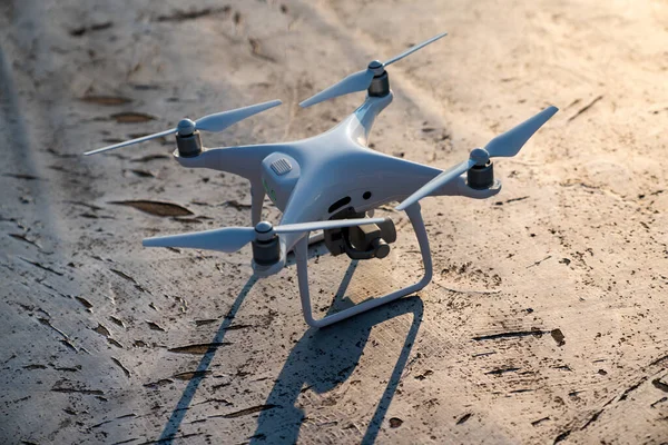 Dışarıdaki Dijital Kamerayla Beyaz Drone Kuadkopterini Kapatın — Stok fotoğraf