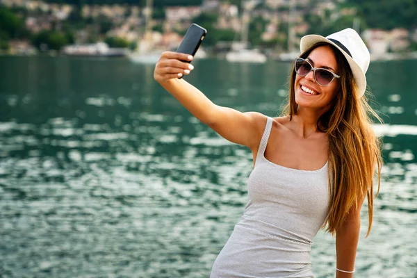 Beautiful Woman Having Good Time Beach Summer Vacation Taking Selfie — Foto Stock