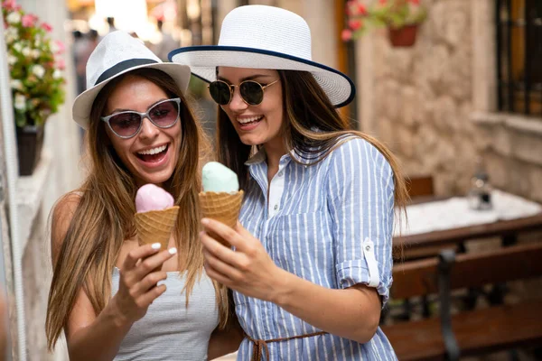 快乐的年轻女性朋友在暑假里一起享用冰淇淋 人们旅行快乐的概念 — 图库照片