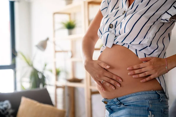 Zorg Voor Een Perfecte Gladde Huid Tijdens Zwangerschap Zwangere Vrouw — Stockfoto