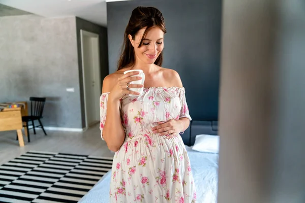 Vacker Glad Ung Gravid Kvinna Ler Och Dricker Kaffe Eller — Stockfoto