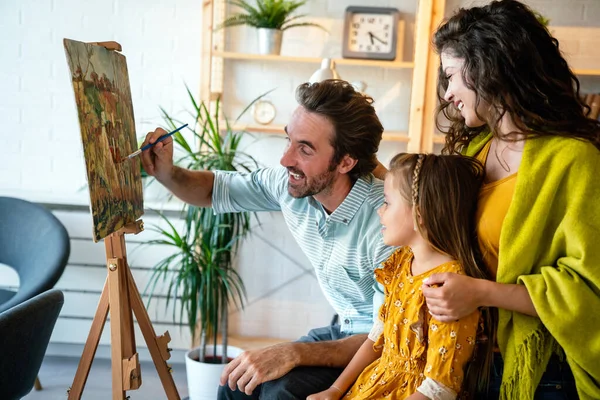 Glückliches Familienkonzept Junge Lächelnde Eltern Mit Kindern Malen Gemeinsam Hause — Stockfoto