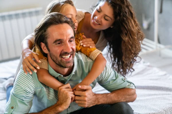 Gelukkige Jonge Familie Heeft Plezier Thuis Ouders Kind Liefde Concept — Stockfoto