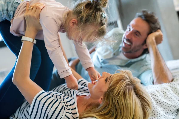 Glückliche Junge Familie Die Spaß Hause Hat Eltern Lieben Konzept — Stockfoto