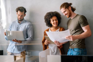 Ofiste çalışan iş adamlarının işbirliği ve analizi iş teknolojisi insanları kavramı.