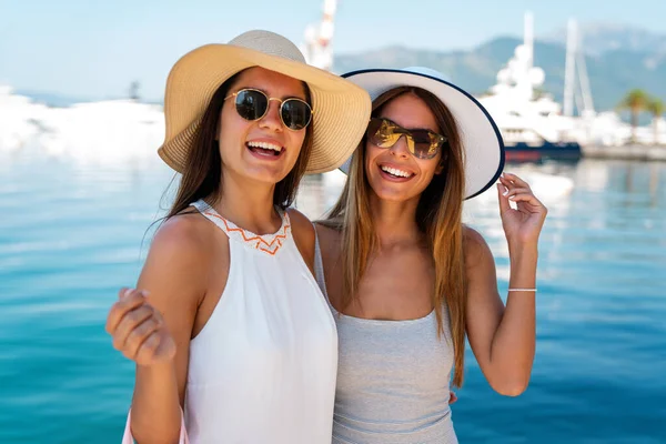 Женщины Магазинах Счастливые Красивые Женщины Сумками Наслаждающиеся Летним Отпуском Потребительство — стоковое фото