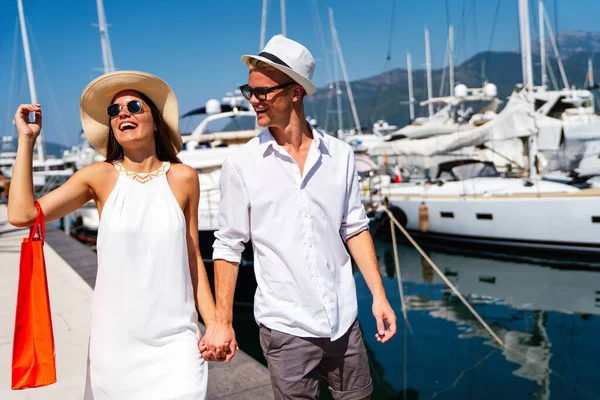 Plan Extérieur Jeune Couple Profitant Vacances Été Les Gens Excités — Photo