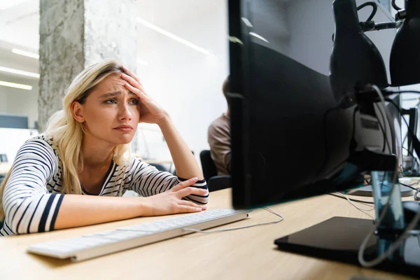 Porträtt Besviken Kvinna Programmerare Ser Stressad När Arbetar Datorkod Natten — Stockfoto