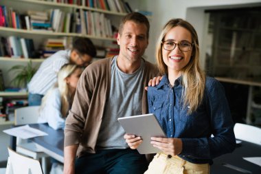 Girişimci genç iş ekibi modern parlak ofis içinde buluşacak ve birlikte çalışacaklar.