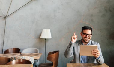 Bilgi ve teknoloji iş dünyasında çok önemlidir. Dijital aygıta sahip iş adamları