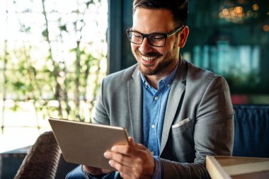 Bilgi ve teknoloji iş dünyasında çok önemlidir. Dijital aygıta sahip iş adamları