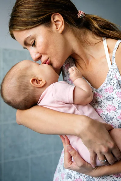 Gelukkige Moeder Baby Knuffelen Spelen Samen Ouderschap Familie Mensenbegrip — Stockfoto