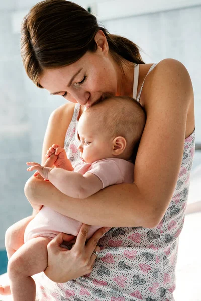 Mãe Feliz Bebê Abraçando Brincando Juntos Paternidade Família Conceito Pessoas — Fotografia de Stock