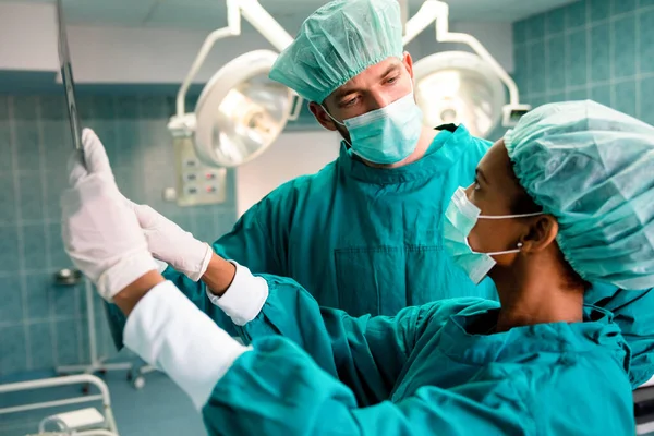 Squadra Chirurghi Sala Operatoria Che Preparano Intervento Ospedale — Foto Stock
