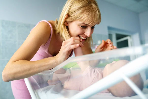 Retrato Uma Bela Mãe Com Seu Bebê Recém Nascido — Fotografia de Stock