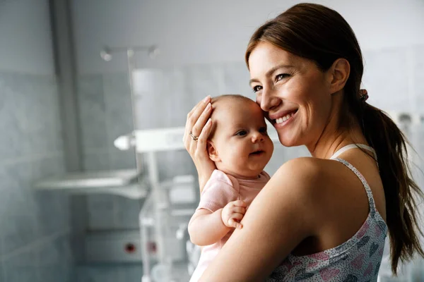 Gyönyörű Anya Portréja Babájával Kórházi Háttérben Egészségügyi Orvosi Család Szerelem — Stock Fotó