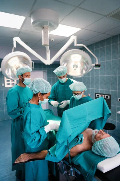 Grupo Médicos Cirujanos Trabajando Quirófano Hospital — Foto de Stock