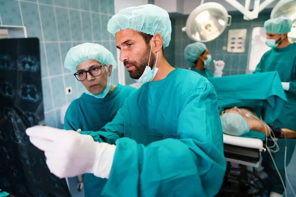 手術室で手術の準備をしている外科医のチーム — ストック写真
