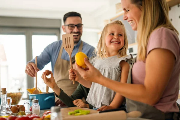Счастливая Семья Готовит Здоровую Пищу Вместе Кухне — стоковое фото