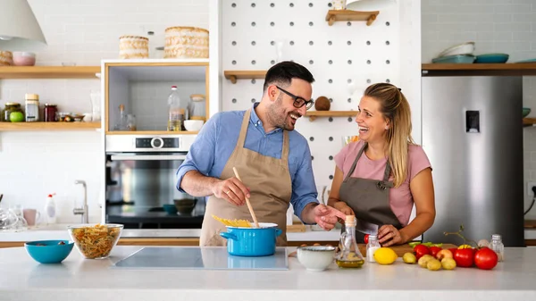 Das Junge Glückliche Paar Genießt Und Bereitet Seiner Küche Gemeinsam — Stockfoto
