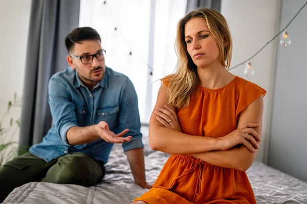 Sedih Pasangan Memikirkan Masalah Hubungan Duduk Sofa Konflik Dalam Pernikahan — Stok Foto