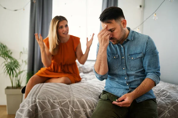 若い夫婦が議論し 結婚の問題を抱えて不満 恋に失望 離婚の概念 — ストック写真