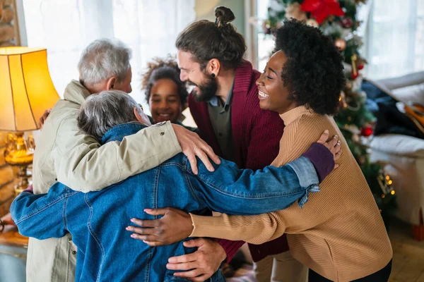 Fröhliche Fröhliche Multiethnische Großfamilie Die Spaß Hat Während Sie Hause — Stockfoto
