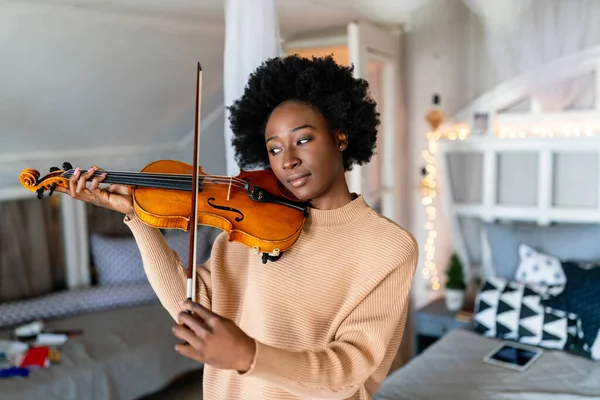 Aantrekkelijke Zwarte Jonge Vrouw Muzikant Speelt Viool Beoefenen Muziekinstrument Thuis — Stockfoto