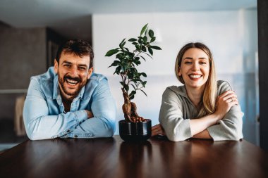 Onunla ilgili her şeyi seviyorum. Güzel, genç bir çift, kaynaşıyor ve gülümsüyor. Çiçekli, çevreci, gülen bir çift.