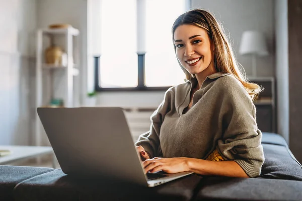 Χαμογελώντας Όμορφη Γυναίκα Χρησιμοποιώντας Φορητό Υπολογιστή Για Την Εργασία Freelance — Φωτογραφία Αρχείου