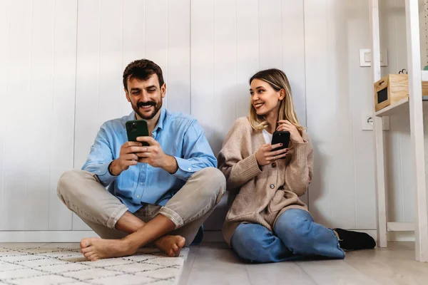 Glada Unga Par Kvinna Och Man Kramas Använder Smartphone Tillsammans — Stockfoto