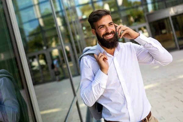 Όμορφος Επιτυχημένος Επιχειρηματίας Που Χρησιμοποιεί Smartphone Μπροστά Από Γραφείο Τεχνολογία — Φωτογραφία Αρχείου