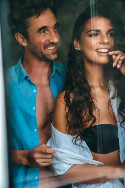 Belo Casal Está Sorrindo Abraçando Enquanto Passam Tempo Juntos Quarto — Fotografia de Stock