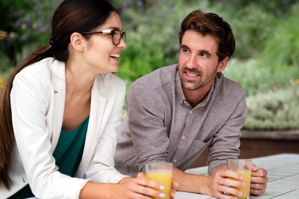 可爱的夫妇 朋友们一起在咖啡店里喝橙汁 人的交流概念 — 图库照片
