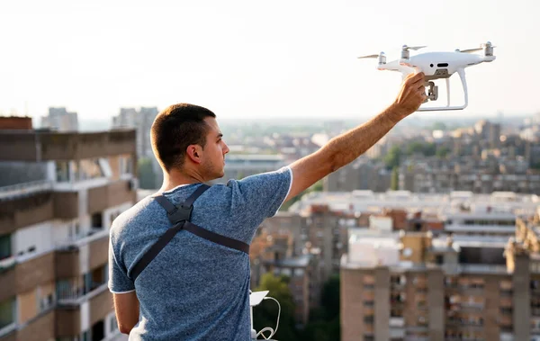 Fiatal Technikus Repülő Uav Drón Távirányítóval Kültéri — Stock Fotó
